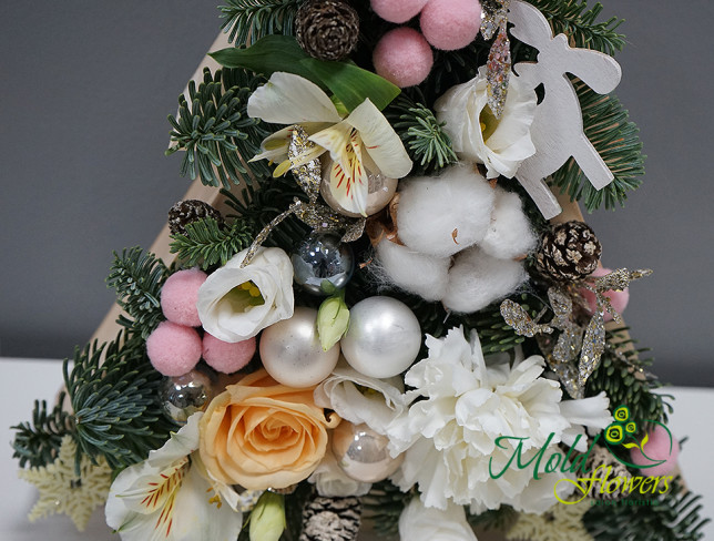 Cutie de Anul Nou cu brad, trandafir crem și eustoma albă foto